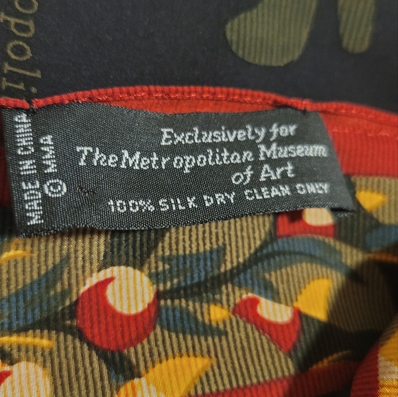 Metropolitan Museum of Art 100% silk scarf. Dry clean only see tag S2 131 - Picture 3 of 4